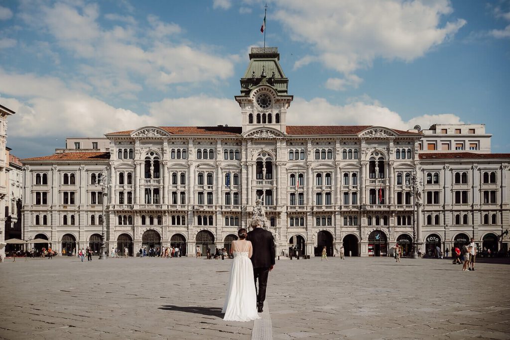 Giulia e Riccardo nel giorno del loro matrimonio ai Tre Merli Beach Hotel a Trieste